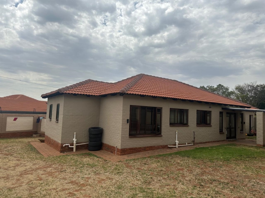 To Let 3 Bedroom Property for Rent in Safari Gardens North West